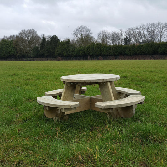 Ronde kinder picknicktafel in de tuin voor buitenplezier
