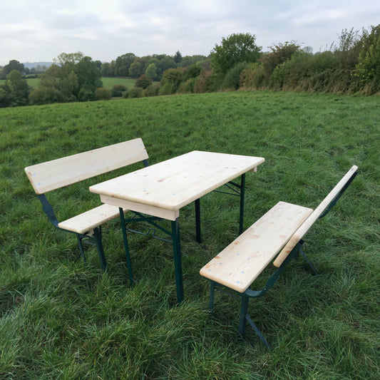 Biertafelset 110 x 60 cm met rugleuningen KING – tafel en twee banken met rugleuning op een grasveld