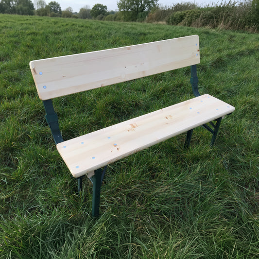 Bierbank 110 cm met rugleuning KING – op een grasveld