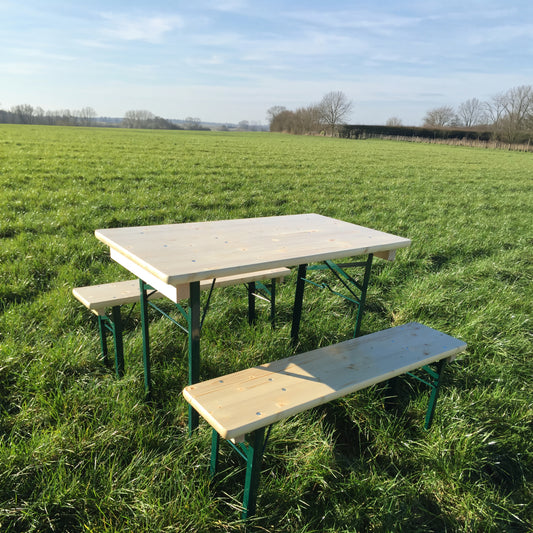 Biertafelset 110 x 60 cm KING – tafel en twee banken op een grasveld