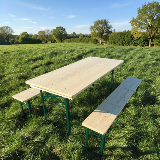 Biertafelset 160 x 70 cm KING – tafel en twee banken op een grasveld