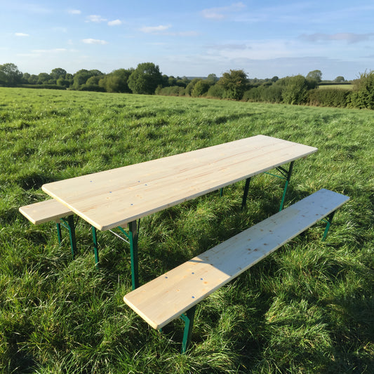 Biertafelset 220 x 60 cm KING – tafel en twee banken op een grasveld