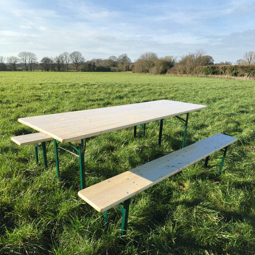 Biertafelset 220 x 70 cm KING – tafel en twee banken op een grasveld
