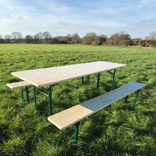 Biertafelset 220 x 70 cm KING – tafel en twee banken op een grasveld
