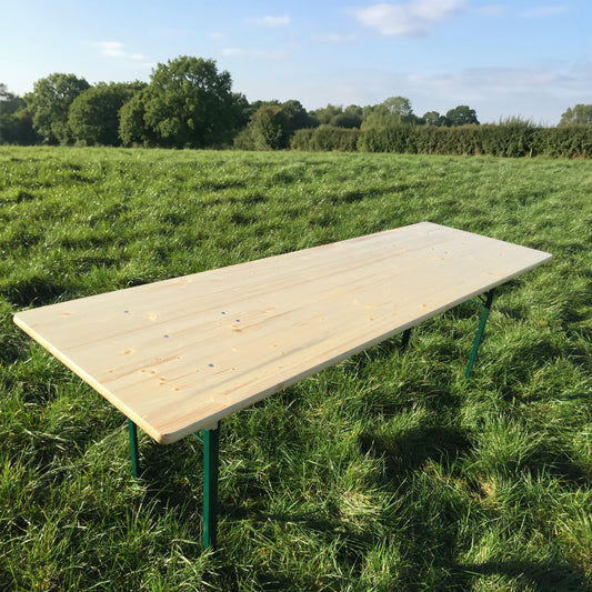 Biertafel 220 x 70 cm KING – op een grasveld