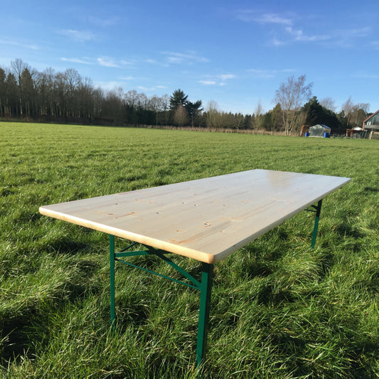 Biertafel 220 x 80 cm KING – op een grasveld