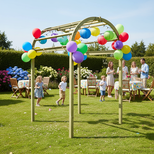 Feestelijke tuinboog met ballonnen en lampions