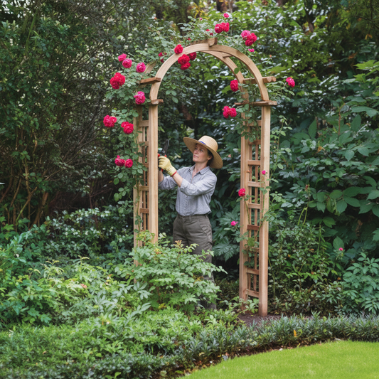 Houten rozenboog met tuinier
