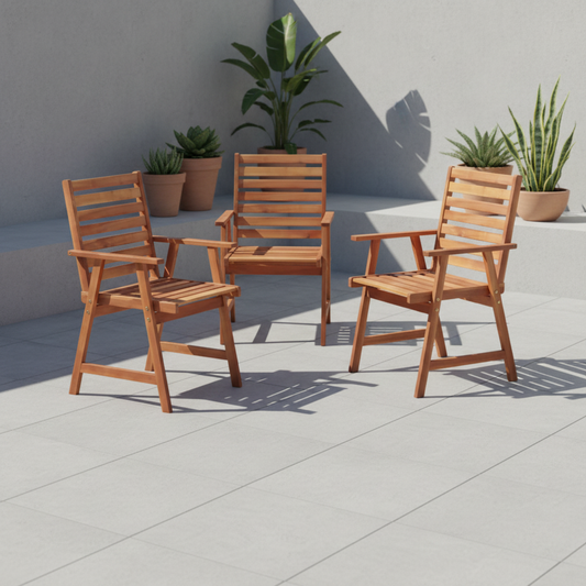Houten tuinstoelen in groepsopstelling