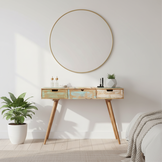 Kleurrijke kaptafel in Scandinavische slaapkamer