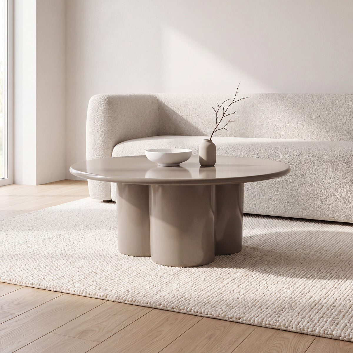 Liora salontafel Ø80 cm in hoogglans taupe met klaverbladvoet in een lichte woonkamer