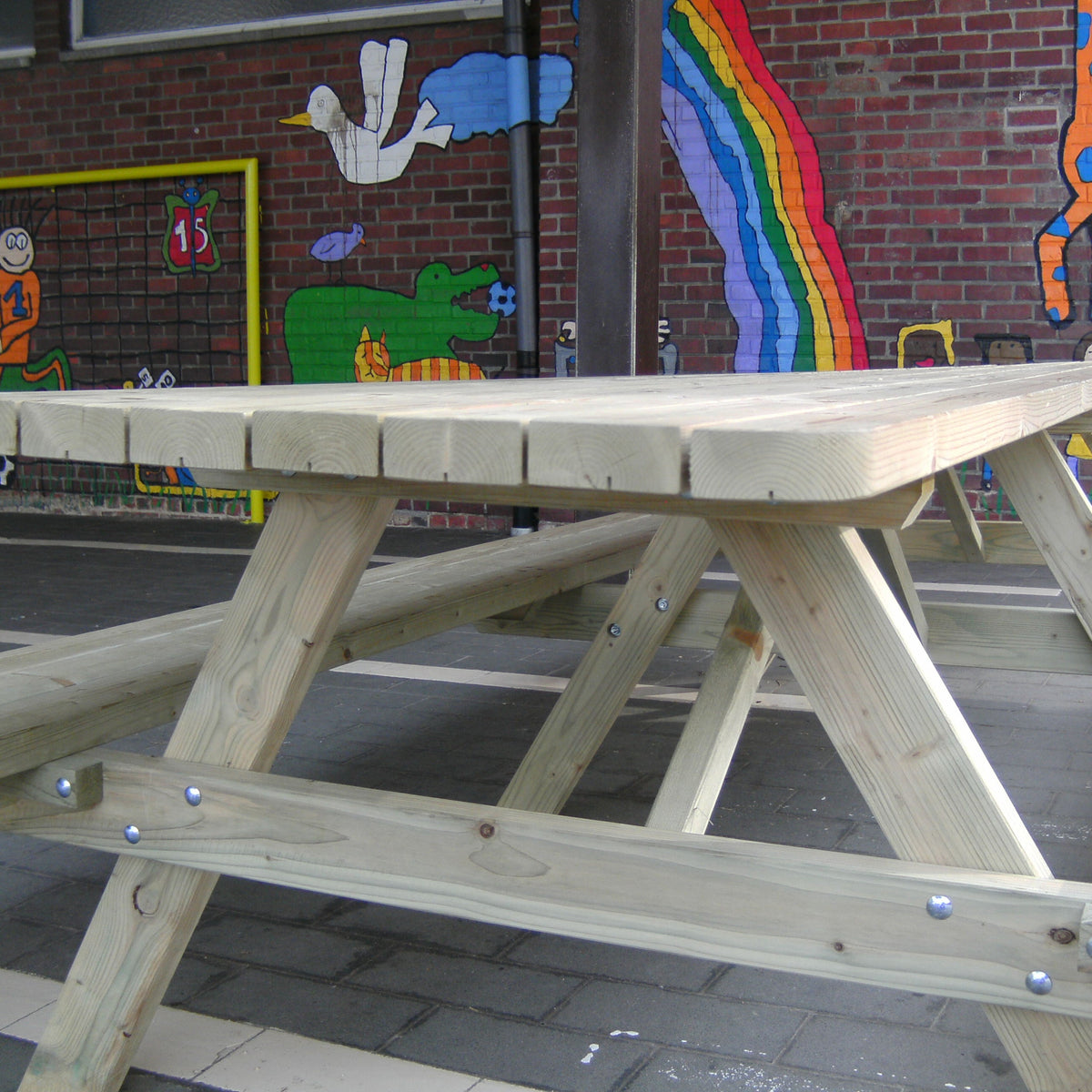 Picknicktafel 180 cm: frame met schuine balk, dwarsbalk en bouten, voor een beschilderde muur