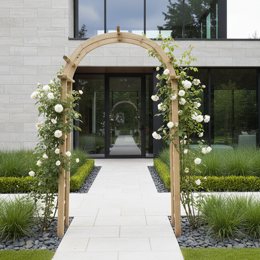 Rozenboog naar modern huis