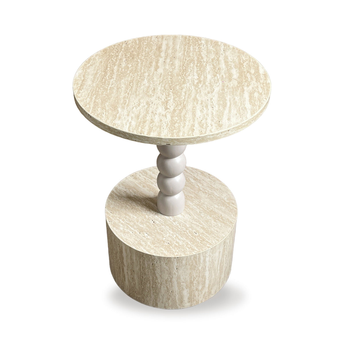 Ronde bijzettafel met bolpoot in travertijnlook, licht van boven bekeken, op witte achtergrond