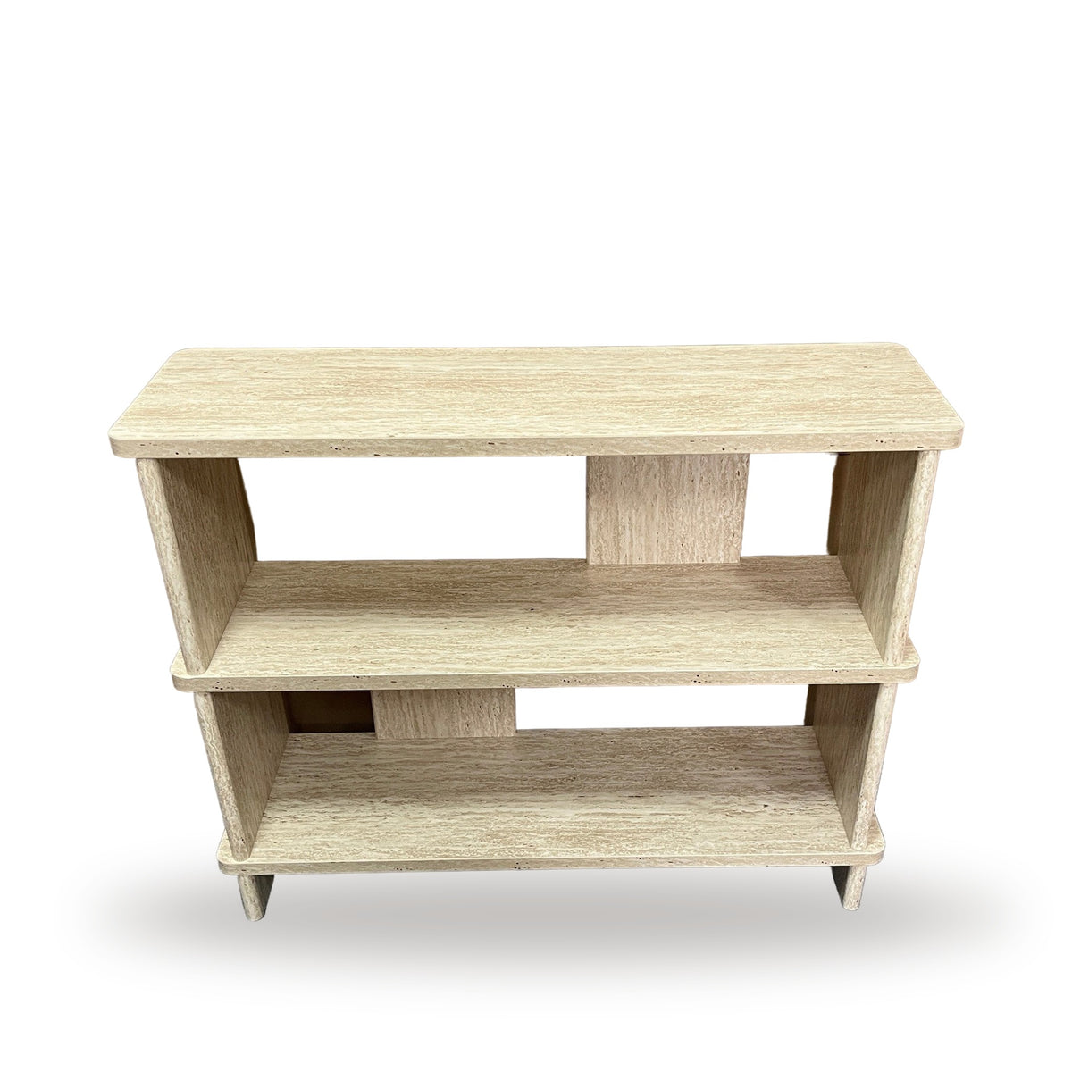 Lage open kast 100 × 30 × 80 cm in travertijnlook met drie niveaus, op witte achtergrond