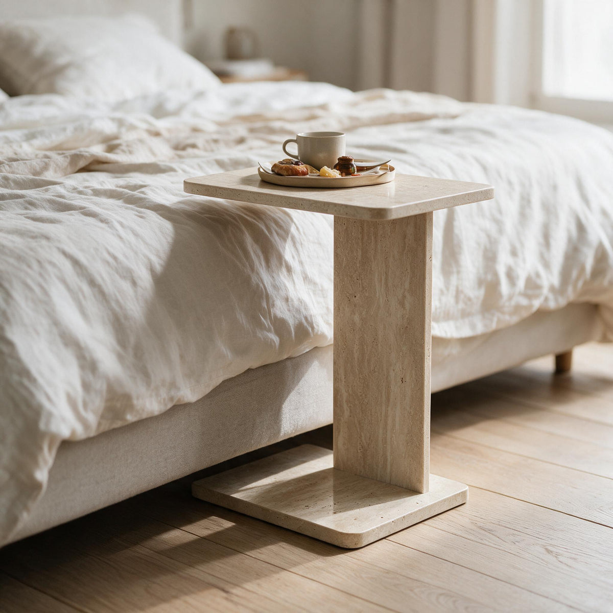 Sofatafel in C-vorm in travertijnlook bij het bed, met ontbijtblad