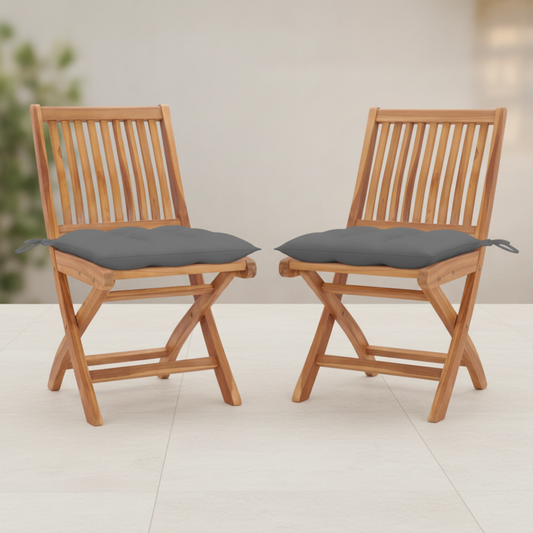 Tuinstoelen met lichtgrijze kussens