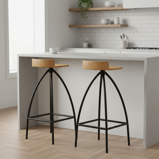 Twee krukken aan keuken