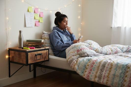 Zuid-Aziatische studente 's ochtends