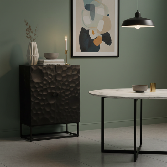 Zwarte kast in eetkamer