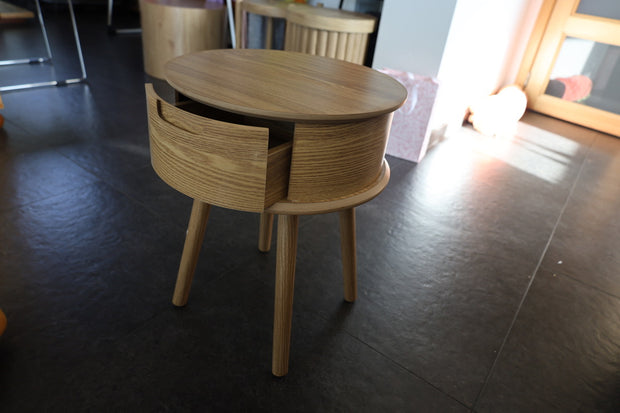 Comodino rotondo con 1 cassetto – design curvo (Ø45 × 50 cm)