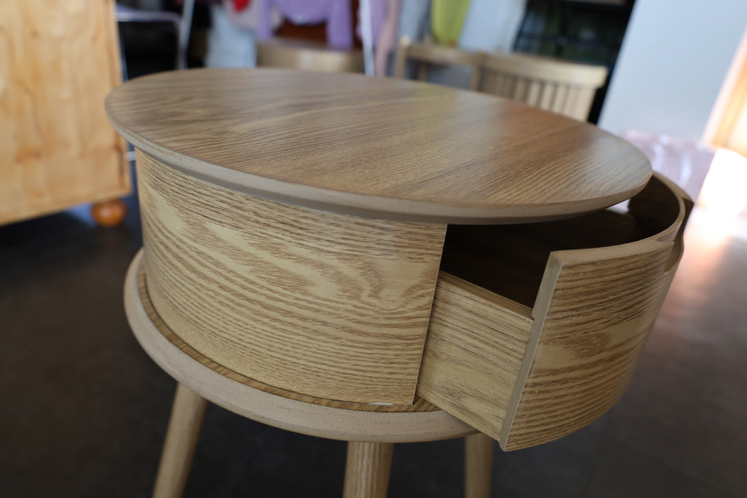 Rundt sengebord med 1 skuffe – buet design (Ø45 x 50 cm)