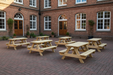 6 tafels op klassieke schoolbinnenplaats