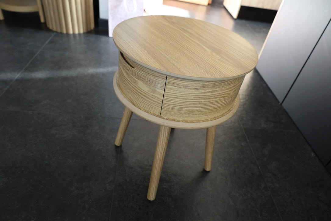 Rundt sengebord med 1 skuffe – buet design (Ø45 x 50 cm)