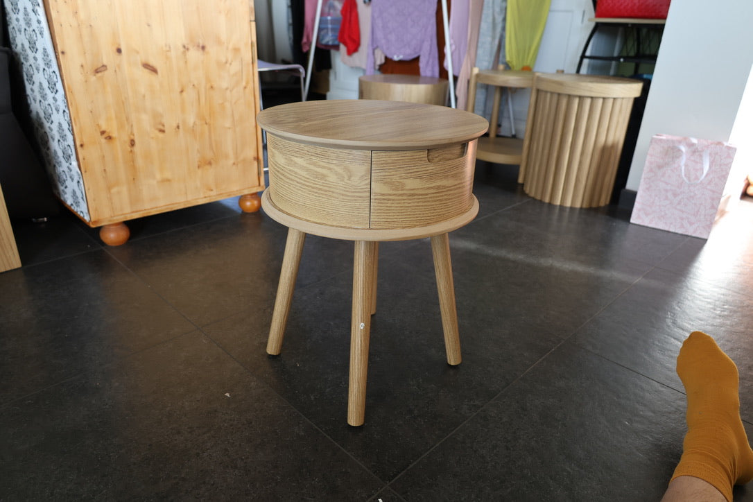 Rundt sengebord med 1 skuffe – buet design (Ø45 x 50 cm)