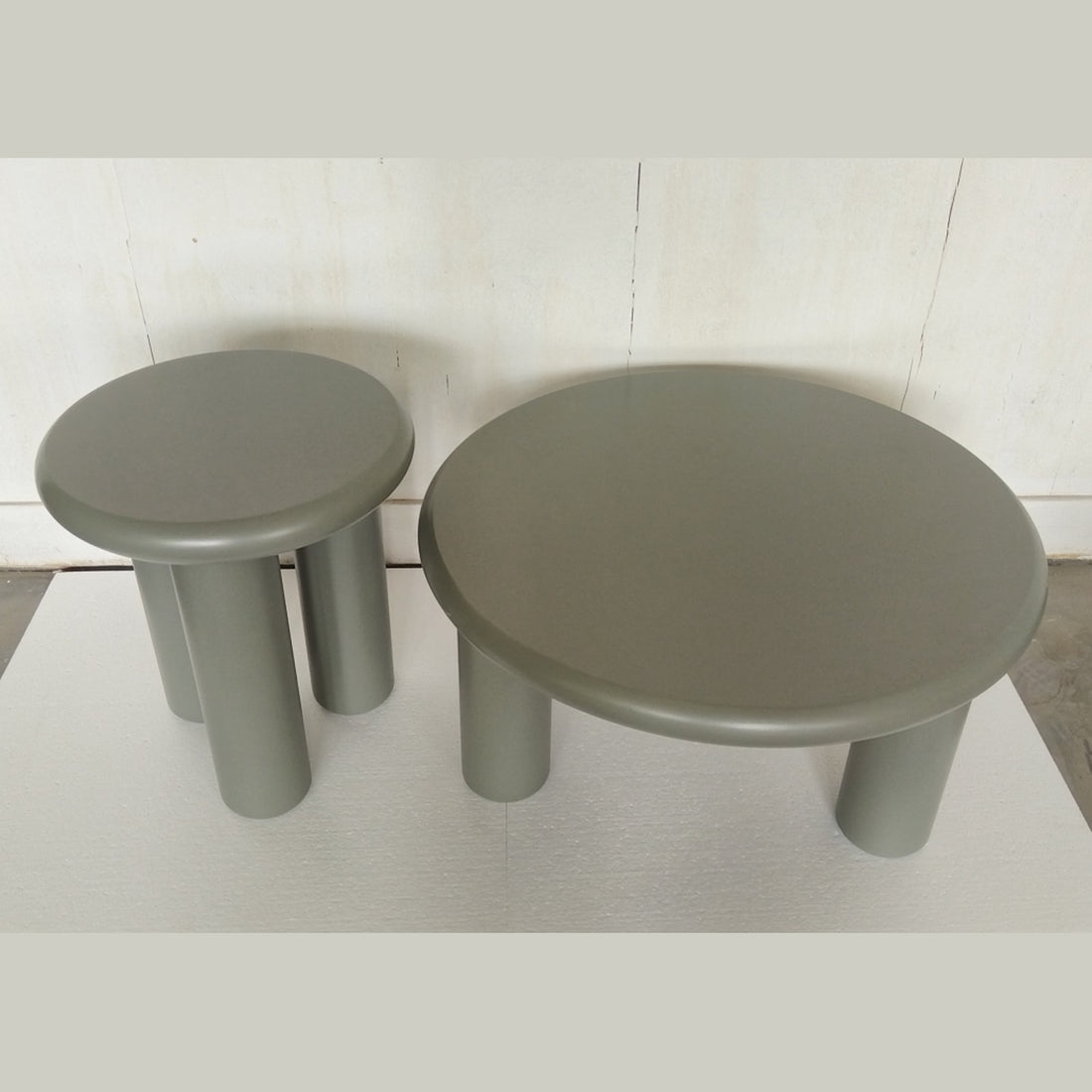 Liora salontafel – mat olijfgroen op ronde zuilpoten — E-woodproducts