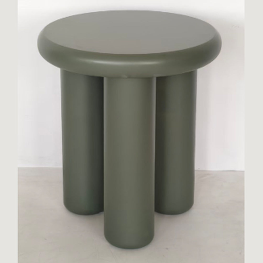 Liora salontafel – mat olijfgroen op ronde zuilpoten — E-woodproducts