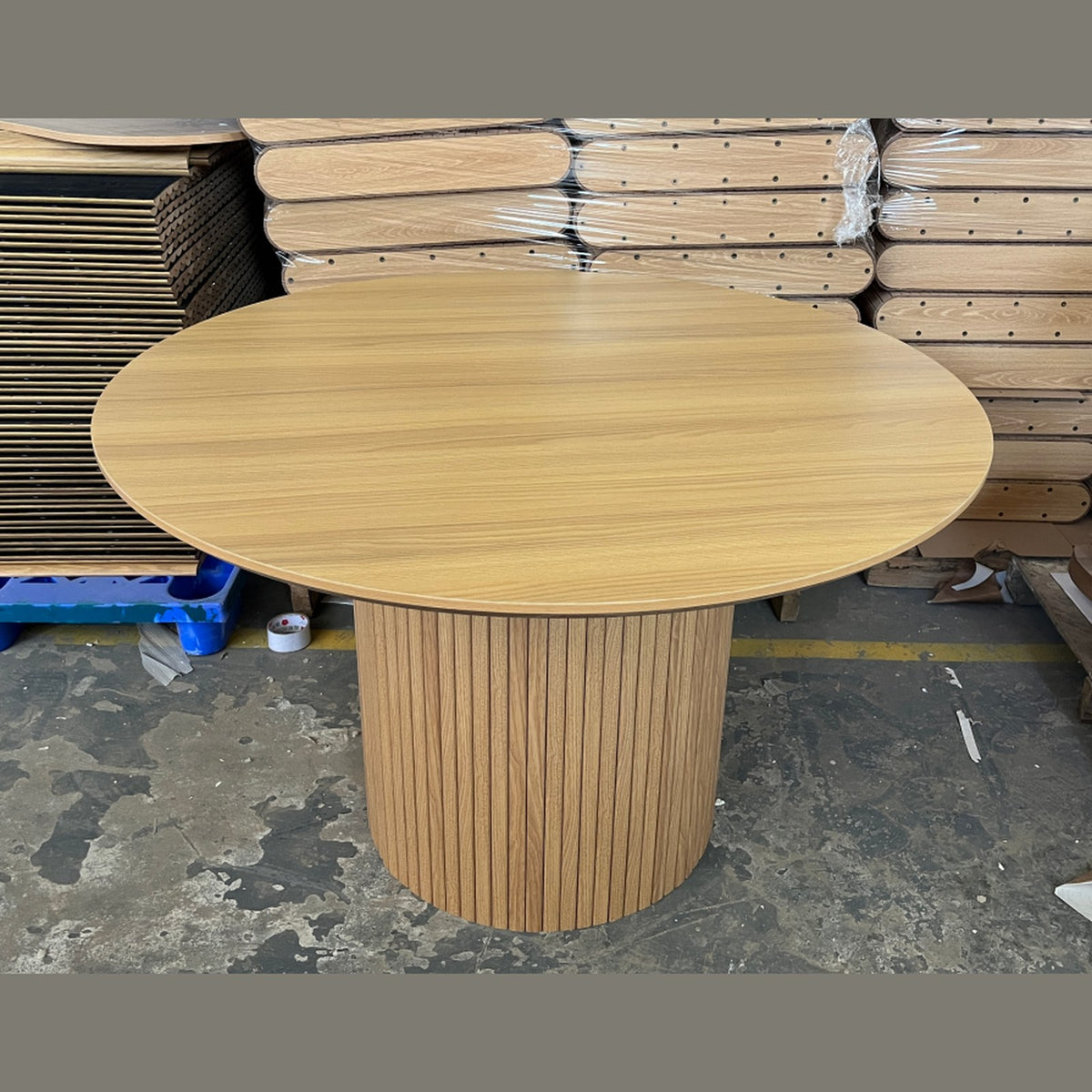Ribbel ronde eettafel – eikenlook met geribbelde trommelvoet, Ø120 × 76 cm — E-woodproducts