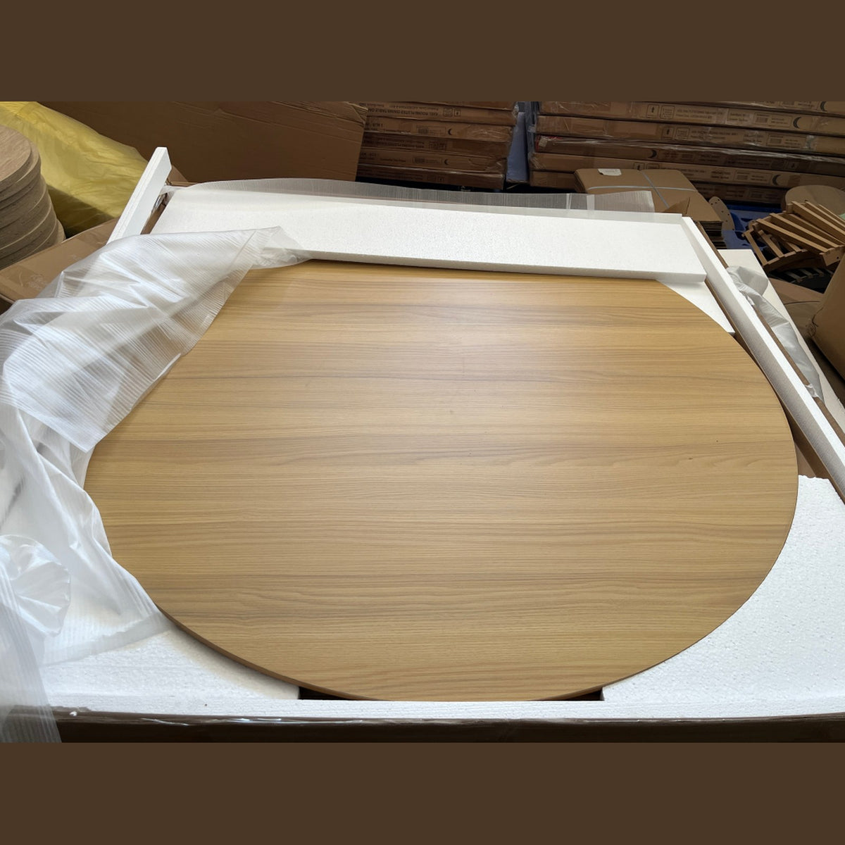 Ribbel ronde eettafel – eikenlook met geribbelde trommelvoet, Ø120 × 76 cm — E-woodproducts
