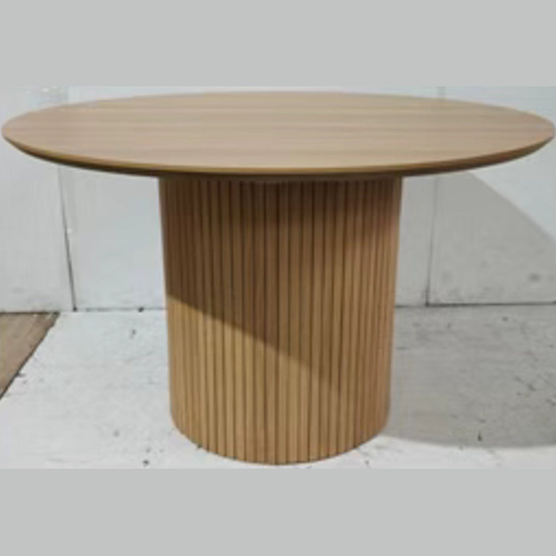 Ribbel ronde eettafel – eikenlook met geribbelde trommelvoet, Ø120 × 76 cm — E-woodproducts