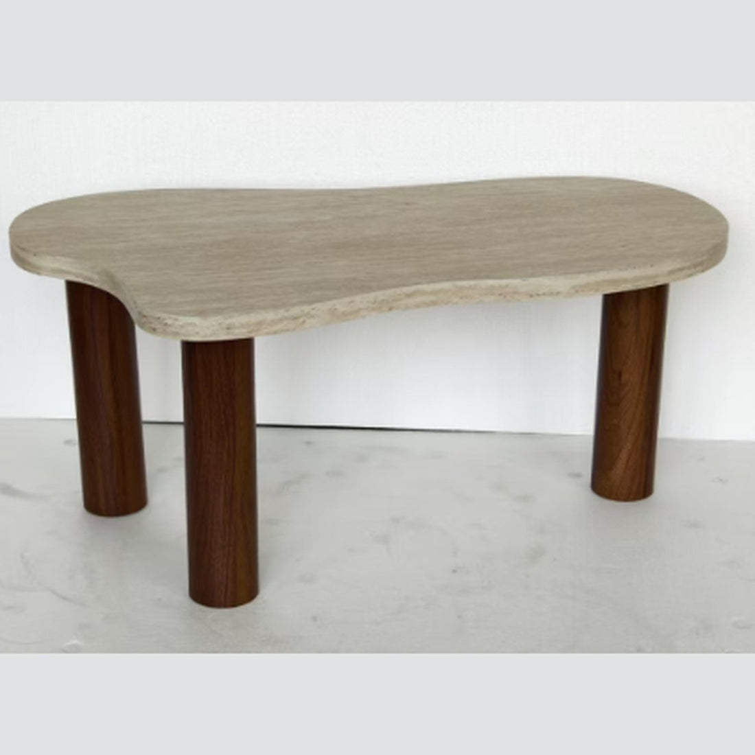Liora Cloud bijzettafel – travertijnlook op notenhouten poten, 80 × 45 × 35 cm — E-woodproducts