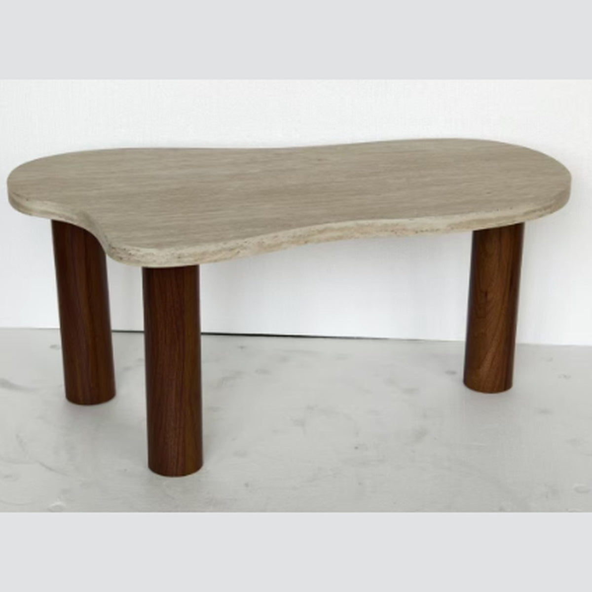 Liora Cloud bijzettafel – travertijnlook op notenhouten poten, 80 × 45 × 35 cm — E-woodproducts