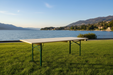Biertafel aan Italiaans meer