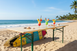 Biertafel op het strand
