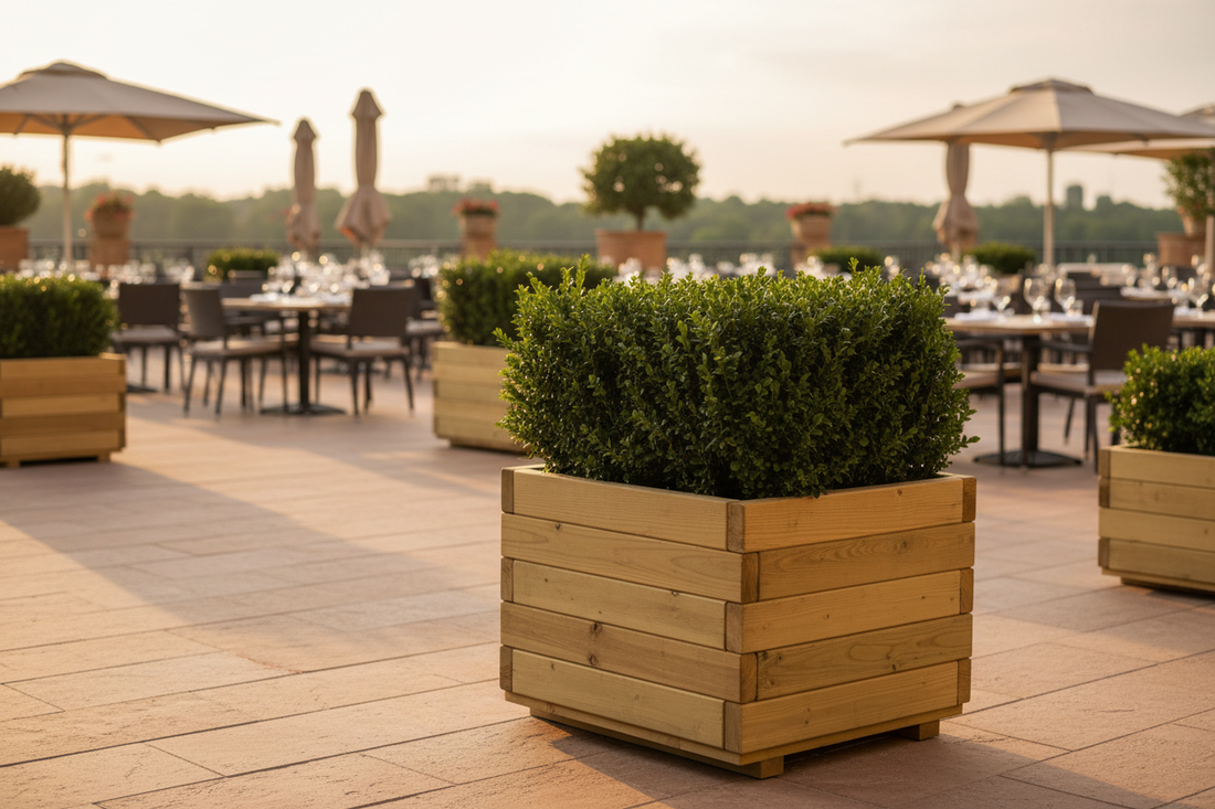 Bloembak op restaurant patio wide shot