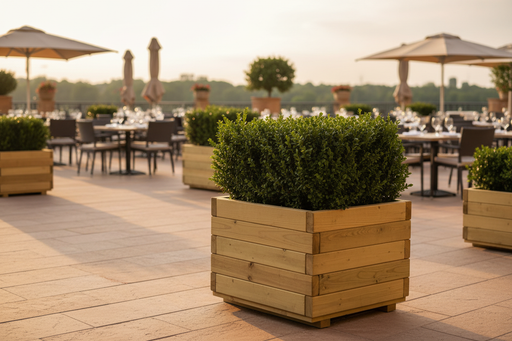 Bloembak op restaurant patio wide shot