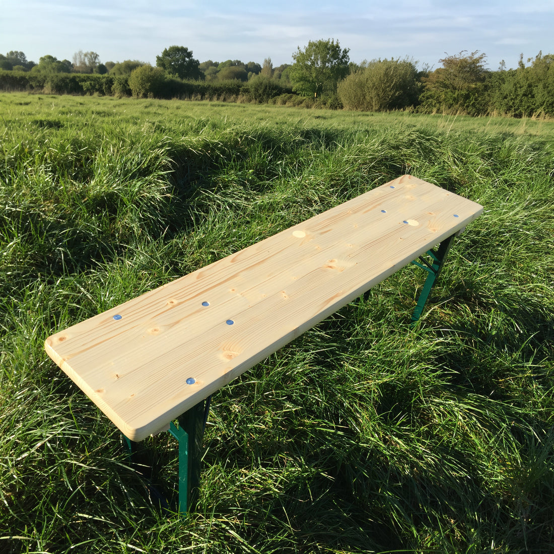 Bierbank 110 cm KING – op een grasveld (andere hoek)