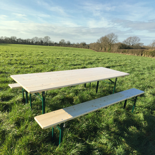 Biertafelset 220 x 80 cm KING – tafel en twee banken op een grasveld