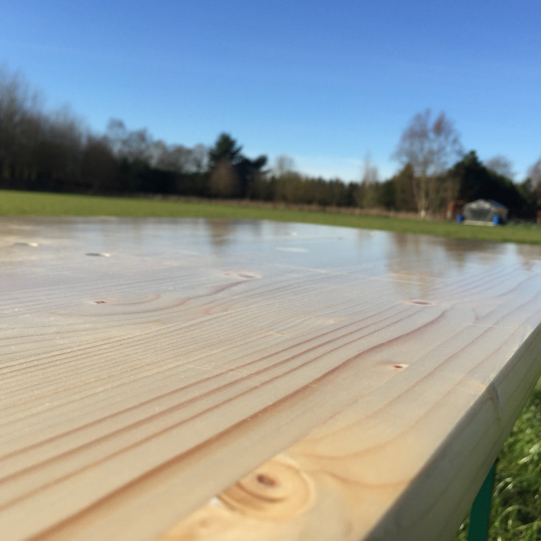 Opklapbare biertafel 110 x 60 cm KING – gelakt vurenhouten blad van dichtbij