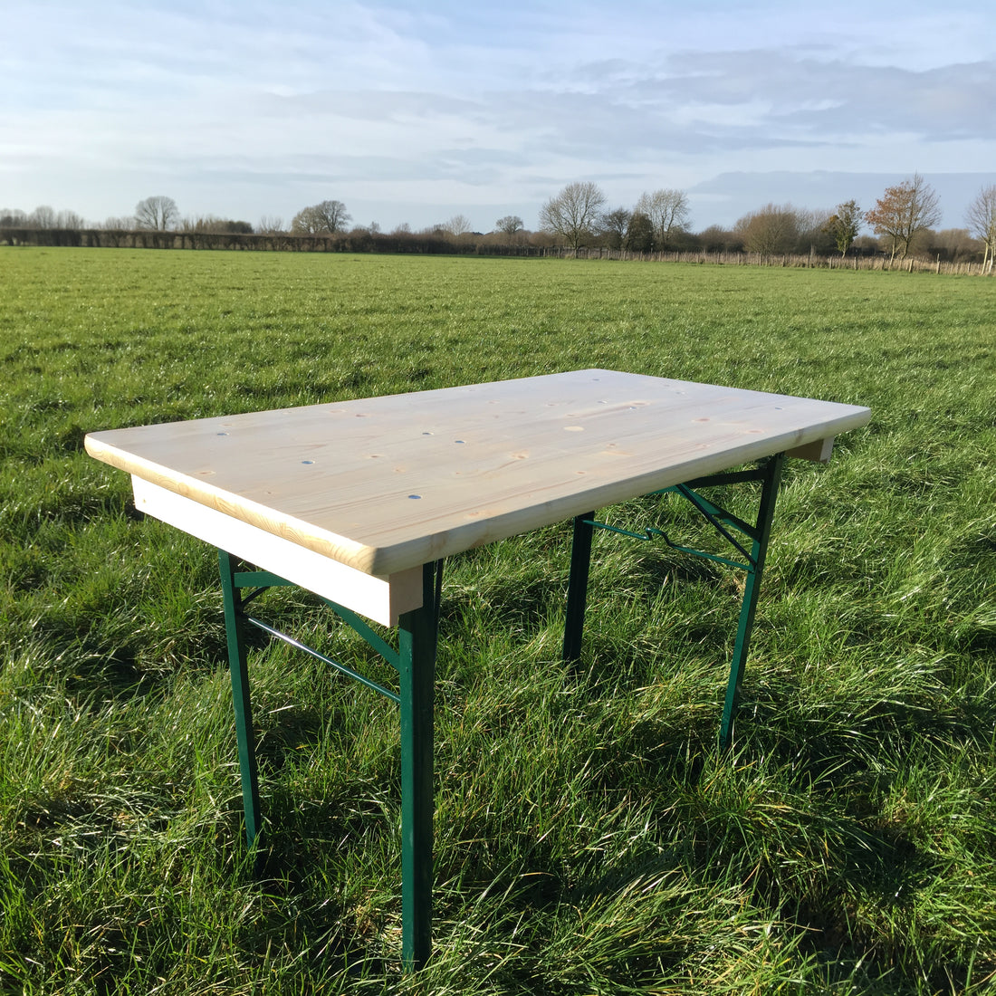 Opklapbare biertafel 110 x 60 cm KING – op een grasveld (andere hoek)