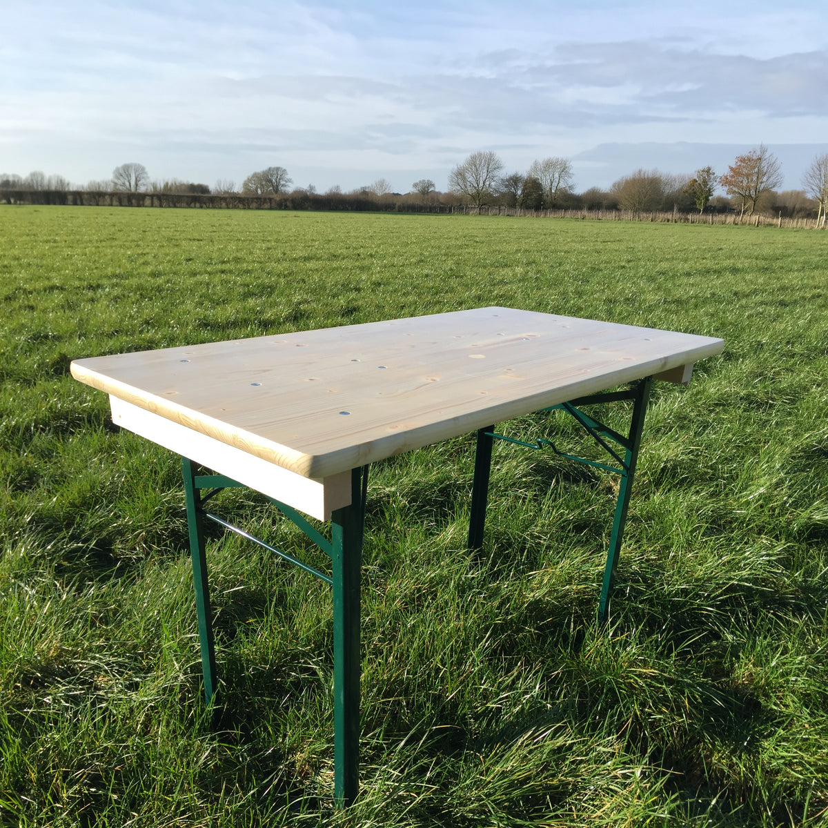 Opklapbare biertafel 110 x 60 cm KING – op een grasveld (andere hoek)