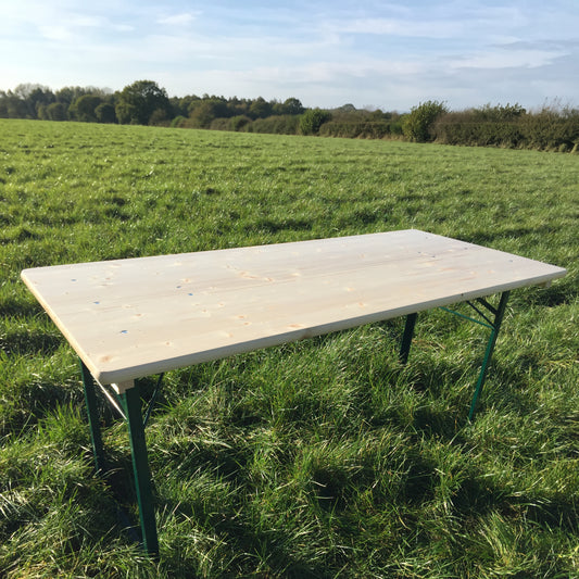 Biertafel 160 x 70 cm KING – op een grasveld