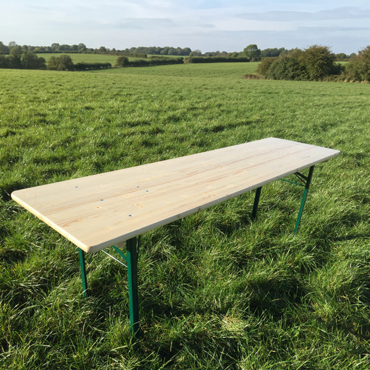 Biertafel 220 x 60 cm KING – op een grasveld