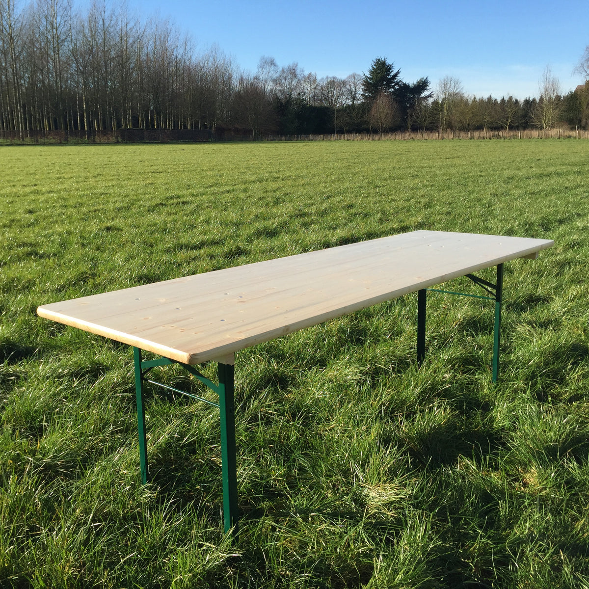 Biertafel 220 x 70 cm KING – gelakt vurenhouten blad van dichtbij