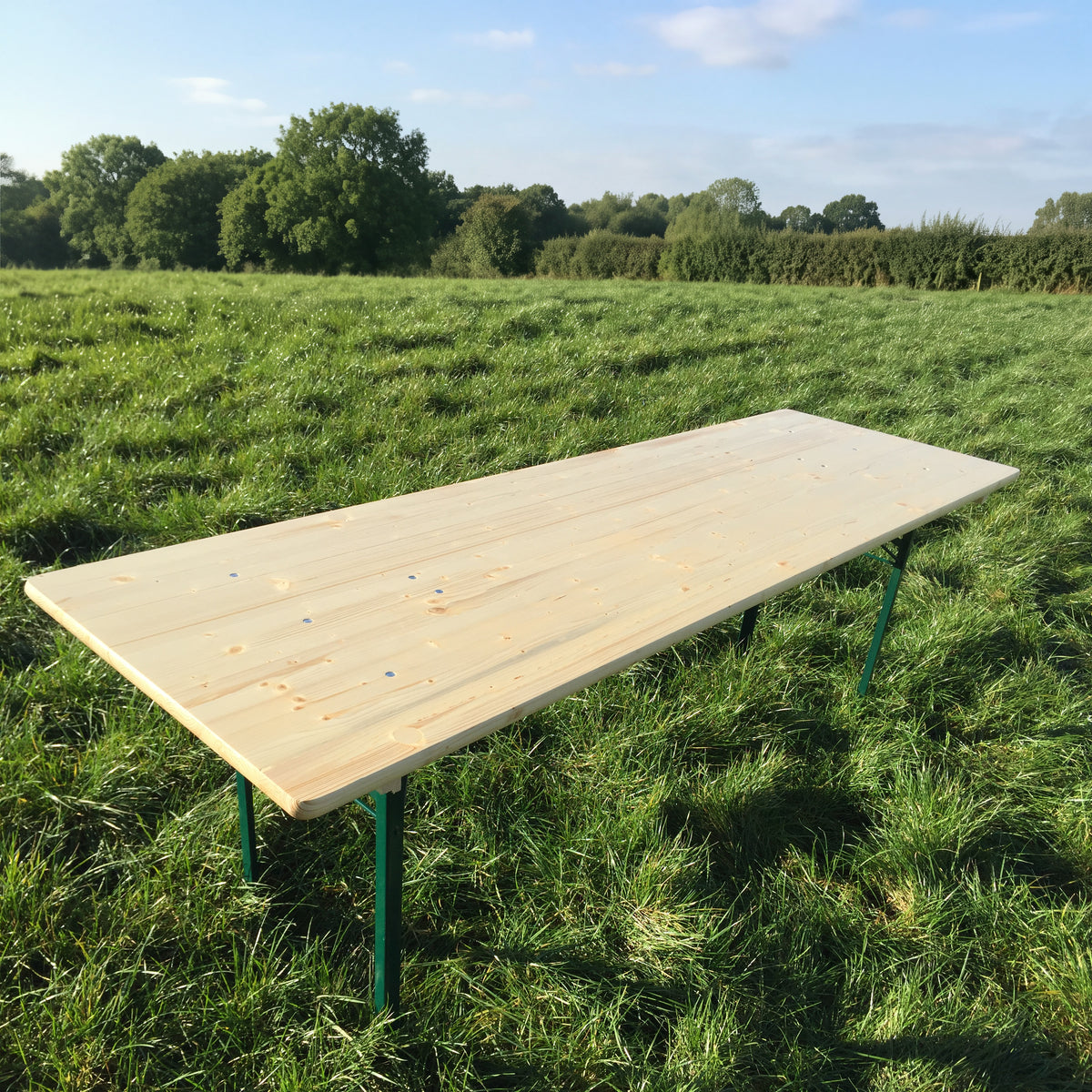 Biertafel 220 x 70 cm KING – op een grasveld
