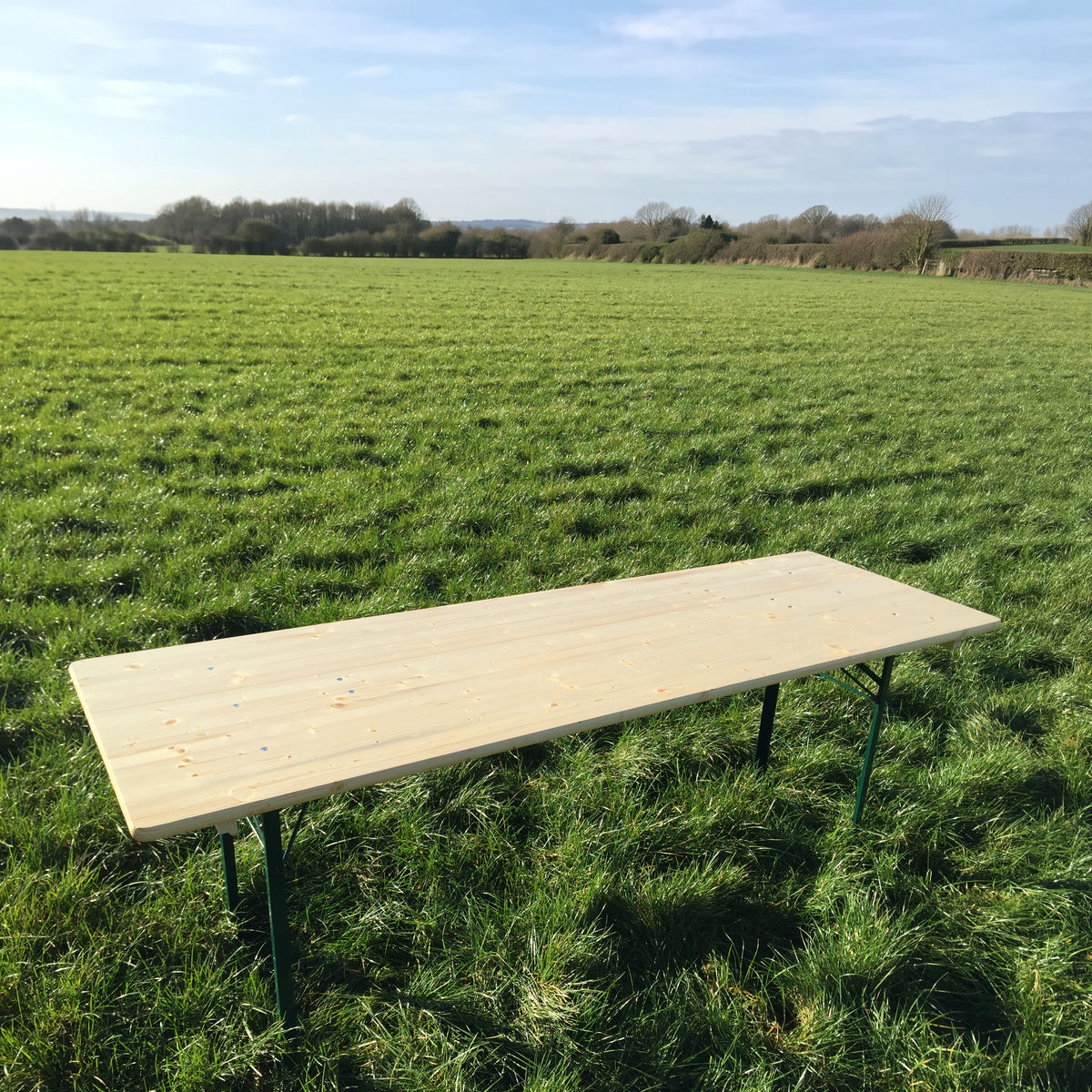 Biertafel 220 x 70 cm KING – op een grasveld (andere hoek)